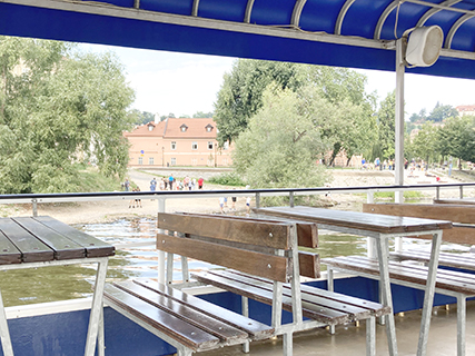 遊船甲板看河岸