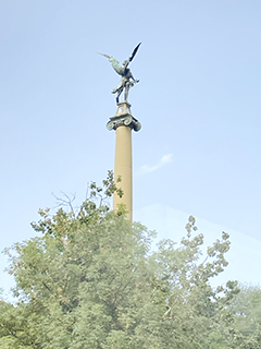 河上看遠處山上的雕像柱