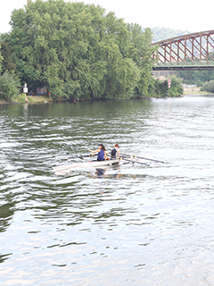 在河上運動的人
