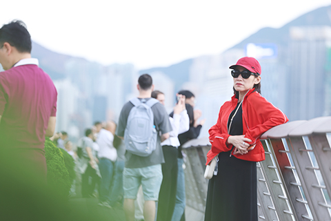 ◎ 十一月十一日,市民穿著秋冬衣出行。颱風「鳳凰」在香港以東四百公里以外掠過,香港氣溫逐漸轉涼。(香港中通社 鄧梓傑 攝)