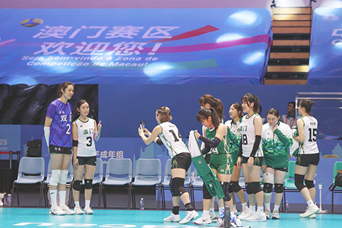 ◎ 十一月十一日,澳門球員比賽後排隊與河南隊朱婷合影。在澳門舉行的第十五屆全運會女子排球成年組小組賽中,河南隊三比0戰勝澳門隊。(新華社記者 孫凡越 攝)