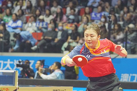 ◎ 十一月十一日,十五運會乒乓球成年組女子單打在澳門銀河綜藝館舉行。陳夢以四比0橫掃孫銘陽晉級十六強。圖為陳夢在比賽中回球。(中新社記者 鄭嘉偉 攝)