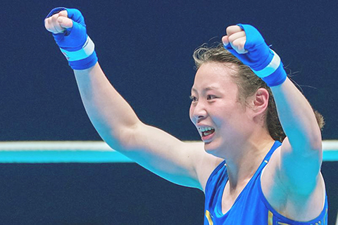 ◎ 十一月十一日,陳姿伊賽後慶祝。在深圳進行的第十五屆全國運動會拳擊女子六十公斤級決賽中,陜西隊選手陳姿伊戰勝貴州隊選手楊成宇,獲得冠軍。(新華社記者 彭奕凱 攝)