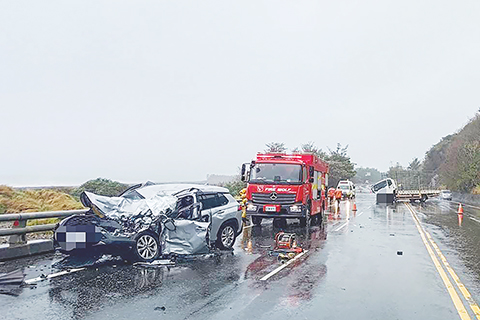 ◎ 颱風「鳳凰」來勢洶洶,台灣各地降下局部豪大雨,十一月十一日,一輛大貨車沿台九線由北往南行駛至台東縣大武鄉路段,疑因天雨路滑失控駛入對向車道,與行經該處的小客車對撞,小客車司機被送醫急救無效死亡,大貨車司機及車上乘客共兩人受傷送醫治療。警方初步調查,大貨車司機並無酒駕情形。(香港中通社圖片)