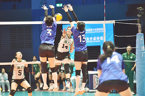 ◎ 澳門女排甄語嫣網前扣殺。