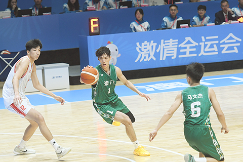 ◎ 澳門男籃U18李翔(中)運球推進。
