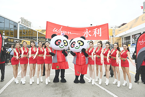 ◎ 永利紅彤彤的賽車女郎特別耀眼。