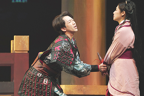 ◎ 由已故台灣戲劇大師李國修創作的經典喜劇《風屏劇團三部曲》首部曲《半里長城》笑噴版,在台北戲劇院正式演出,演出前夕特別由藝術總監王月率領主要演員郭子乾、黃光耀、Lulu黃路梓茵、陳漢典等人,舉辦綵排記者會,演出精彩片段。( 香港中通社圖片 )