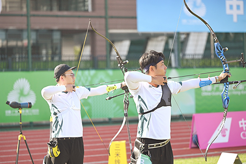 ◎ 澳門箭手胡文瀚(左)、黎城傑參加全運。