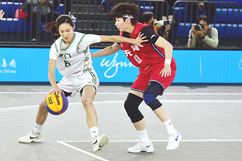 ◎ 三人籃球賽白衣澳門鄭雅斯帶球突破。