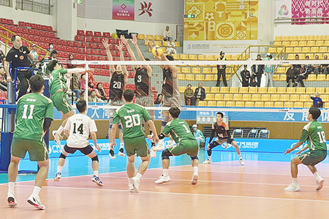 ◎左方澳門男排主攻手戴坤鋮開火。