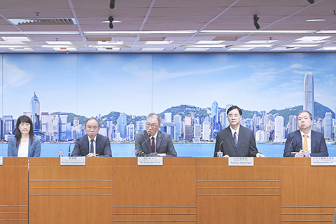 ◎ 十一月十四日,香港特區選舉管理委員會、香港特區政府政制及內地事務局和選舉事務處舉行記者會,簡介二0二五年立法會換屆選舉的投票安排。據介紹,是次立法會換屆選舉投票定於十二月七日舉行,將設立六百十五個一般投票站、投票時間為七時三十分至廿三時三十分,以方便選民投票。圖為香港特區選舉管理委員會主席陸啟康(中)、香港特區政府政制及內地事務局局長曾國衛(左二)等出席記者會。(中新社記者李志華 攝)