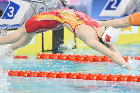 ◎ 十一月十四日,江西隊選手萬樂天在比賽中出發。最終,她獲得冠軍。全國運動會游泳女子五十米仰泳決賽在廣東省深圳市舉行。(新華社記者陳益宸 攝)