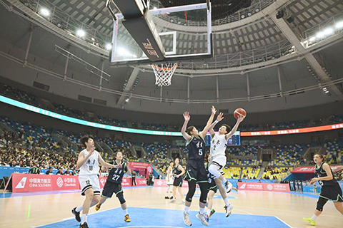 ◎ 十一月十四日,廣東隊球員楊舒予(上右)突破遼寧隊球員傅金秋(上左)的防守上籃。在佛山市舉行的全國運動會籃球女子成年組半決賽中,廣東隊一百零八比四十八戰勝遼寧隊,晉級決賽。(新華社記者鄒競一 攝)