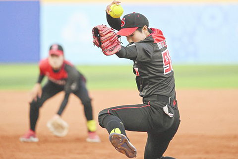 ◎ 十一月十四日,陜西隊球員魏曉雪(右)在比賽中投球。中山市舉行的全國運動會壘球小組賽中,上海隊十比三戰勝陜西隊。(新華社記者丁磊 攝)