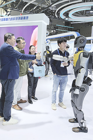 ◎ 澳門科技交流團參觀展位。