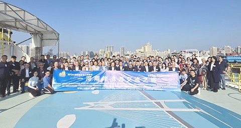 ◎ 一河兩岸濱海交流之旅假遊艇上舉行。