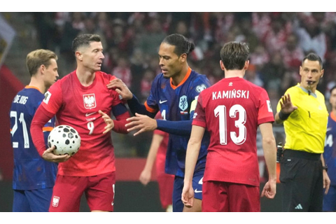 ◎ 波蘭球星利雲(紅衣九號)與荷蘭雲迪克場上交流。十三號是波蘭入球功臣卡明斯基。(美聯社)