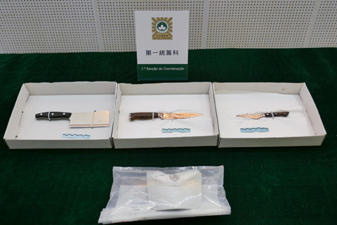 ◎ 司警在兇案現場檢得的三柄利刃。