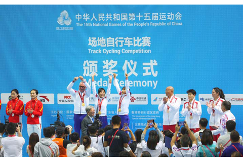 ◎ 十一月十六日,第十五屆全國運動會場地單車比賽在將軍澳香港單車館展開。香港選手李思穎、梁穎儀奪得女子麥迪遜賽金牌,是港隊在今屆全運會累計第六面金牌。(香港中通社記者 徐文峰 攝)