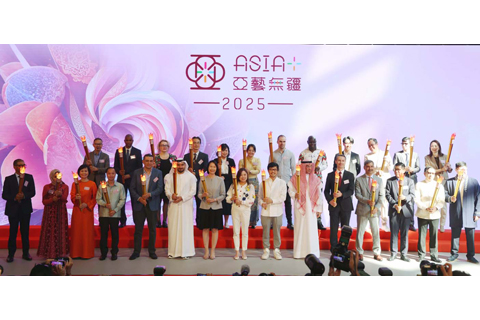 ◎ 十一月十六日,由香港文化體育局及旅遊局呈獻,康樂及文化事務署策劃的「亞藝無疆」藝術節重點節目之一「亞裔藝采+」在香港文化中心露天廣場及大堂舉行。今年藝術節以亞洲為主軸,並連結歐洲、非洲及美洲的「一帶一路」約三十個國家及地區,匯聚當地的文化藝術精粹,透過民族音樂、舞蹈、服飾展示、手工藝和特色小食等,呈現豐富多元的藝術風貌。圖為文體旅局局長羅淑佩(第一排中),「一帶一路」專員何力治(左七)等嘉賓