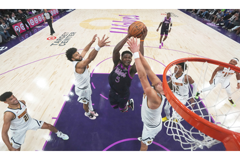 ◎ 十一月十五日,在明尼阿波利斯舉行的一場NBA常規賽的下半場,明尼蘇達木狼隊後衛安東尼.愛德華(5)在丹佛金塊隊中鋒尼古拉.祖傑(右)防守時投籃。(美聯社/艾比.帕爾)