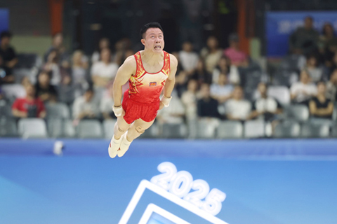 ◎ 十一月十六日,第十五屆全國運動會體操項目男子自由體操決賽在廣東肇慶舉行,貴州隊陳治龍奪冠。圖為陳治龍在比賽中。(中新社記者 盛佳鵬 攝)
