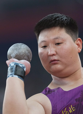 ◎ 十一月十六日,河北隊選手馬越在比賽中。當日,第十五屆全國運動會田徑女子鉛球決賽在廣州舉行。(新華社記者 李一博 攝)