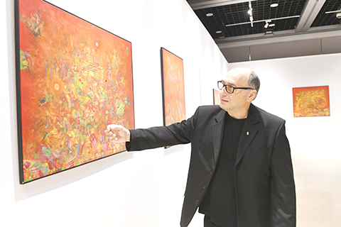 11月3日,匈牙利藝術家圖茲松·貝采利·彼得在重慶個展上向觀眾介紹其作品。(中新社記者 周毅 攝)