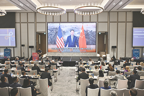 ◎ 十一月十七日,中美交流基金會和中國人民對外友好協會在香港舉辦二0二五年香港中美論壇。論壇以「共築和平之環」為主題,中美各界代表三百五十餘人參加。圖為中國駐美國大使謝鋒應邀以視頻方式發表致辭。(中新社記者 李志華 攝)