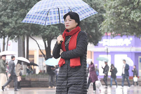 ◎ 十一月十七日,受寒潮影響,重慶迎來降溫天氣,市民身穿厚實冬裝出行。(中新社記者 周毅 攝)