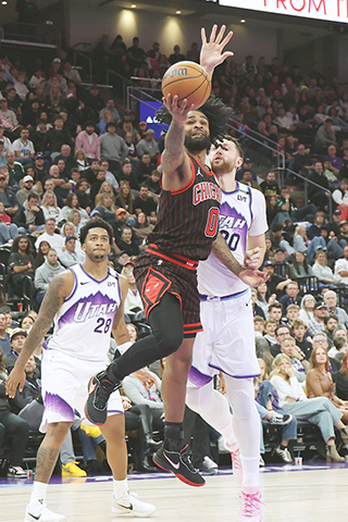 ◎ 十一月十六日,在鹽湖城舉行的NBA常規賽第二個加時賽中,芝加哥公牛隊後衛科比.懷特(0)力攔猶他爵士隊中鋒尤素福.努爾基奇(30)投籃。是役,公牛以一百四十七比一百五十敗陣。(美聯社羅布.格雷)