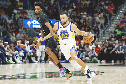 ◎ 十一月十六日,在新奧爾良舉行的一場NBA常規賽第二節中,金州勇士隊後衛史蒂芬.居里(30)在新奧爾良鵜鶘隊前鋒赫伯特.瓊斯攔阻下衝向籃筐。是役,勇士以一百二十四比一百零六輕取鵜鶘。(美聯社/布奇.迪爾)