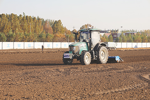 ◎ 十一月十三日,山東省鄒平市無人農場示範基地,無人駕駛旋耕機正在對土地進行翻土作業。(中新社記者孫婷婷 攝)