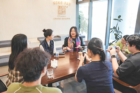 ◎ 媒體採風團走進澳門新街坊採訪。