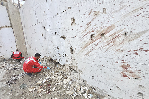 ◎ 以色列十一月十八日晚空襲黎巴嫩西南部沿海城市賽達附近一座巴勒斯坦難民營,造成至少十三人死亡。以色列國防軍稱,空襲對象是巴勒斯坦伊斯蘭抵抗運動(哈馬斯)的「訓練設施」。圖為十九日,救援人員在黎巴嫩西南部沿海城市賽達附近的遇襲巴勒斯坦難民營工作。(新華社發 阿里.哈希紹 攝)