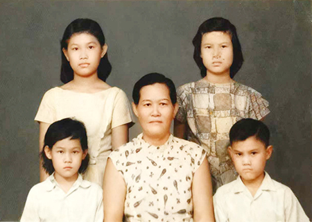 李月美(前排中)和她的孩子。(尹鳳娥 供圖)