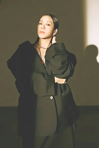 ◎ 台灣第六十二屆金馬獎頒獎典禮將於十一月二十二日在台北流行音樂中心舉行,金馬執委會公佈頒獎嘉賓陣容,包括張震、楊貴媚、桂綸鎂、林嘉欣、謝盈萱、徐若瑄、孫可芳、林柏宏、劉若英、陳意涵、柯煒林、還有李安導演等人都將出席盛會。圖為頒獎嘉賓林嘉欣。(香港中通社圖片)