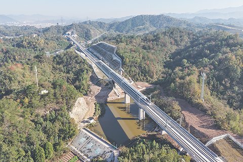 ◎ 十一月二十日,試運行列車G5561二次行駛在杭衢高鐵駱村特大橋上(無人機照片)。十一月二十日,首趟試運行列車G5561一次從建德站開出,沿著新建杭州至衢州高速鐵路駛向江山站方向,進行列車運行圖參數測試,標誌著杭衢高鐵建設進入試運行階段,預計十二月底具備開通運營條件。(新華社記者黃宗治 攝)