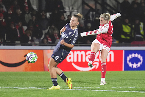 ◎ 女子歐冠賽事,昨晨阿仙奴女足憑羅素(右)梅開二度,二比一反勝來訪的皇馬女足。(美聯社)