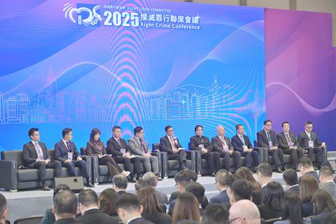 ◎ 十一月廿二日,撲滅罪行委員會在政府總部昨日舉行二零二五年撲滅罪行聯席會議,近四百名與會者就香港治安相關議題及撲滅罪行策略交流意見。圖為保安局局長鄧炳強(左六)主持以「毒品問題」為主題的交流環節,並邀請多位撲滅罪行委員會及十八區分區撲滅罪行委員會成員分享經驗。(香港中通社)