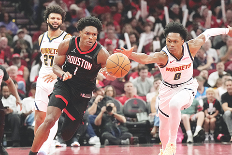 ◎ 休士頓火箭隊後衛阿門.湯遜(1)在十一月二十一日於休士頓舉行的NBA常規賽下半場,從丹佛金塊前鋒佩頓.沃森(8)手中搶斷得球。(美聯社/Karen Warren)