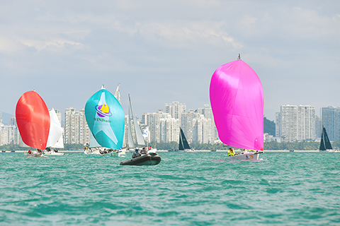 ◎ 十一月二十三日,海南三亞,參賽船隊在比賽中。第十四屆環海南島國際大帆船賽三亞場地賽在三亞灣附近海域舉行。本屆比賽共有三十一支帆船隊伍約三百名選手參賽,設置全環拉力賽、半環拉力賽及場地賽,涵蓋五個組別競賽項目。(中新社記者 駱雲飛 攝)