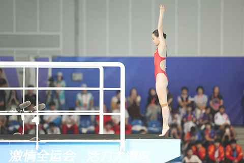 ◎ 十一月二十二日,奧運冠軍張家齊發佈視頻《下半場,開啟(新副本》,告別跳水賽場。圖為十一月十日張家齊參加全國運動會跳水項目女子十米跳台決賽。(中新社記者 陳楚紅 攝)