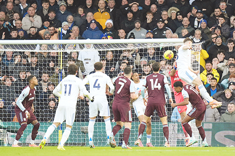 ◎ 列斯聯白衣十四號尼美查(人群中)昨夜先破維拉大門。(美聯社)