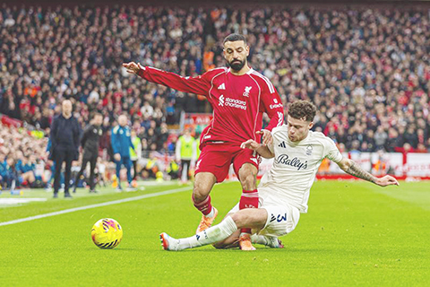 ◎ 諾丁咸森林隊後衛威廉士(右)與利物浦隊射手沙拿拼搶。利物浦隊主場0比三不敵諾丁咸森林隊。(新華社發)