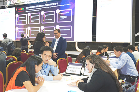 ◎ 特區政府以會展經貿為紐帶,配合服務及基金支持,落實「引進來、走出去」。