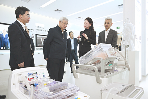 ◎ 中央宣講團到一家從事醫療科技業務的澳資企業調研,聽取負責人介紹該企業的拓展經歷和營運現況。