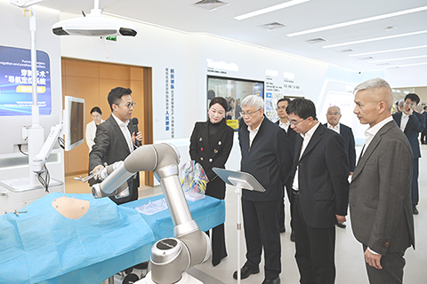 ◎ 中央宣講團成員與澳資醫療科技企業負責人交談,就澳企在合作區發展的機遇及前景交流意見。