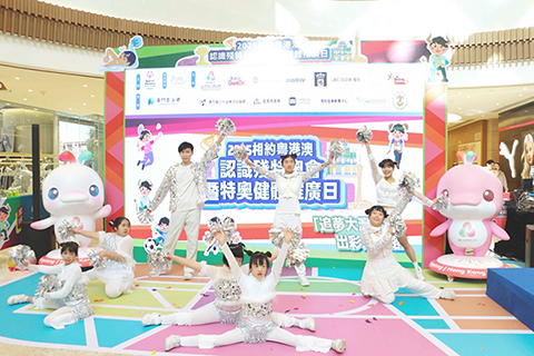 ◎ 特奧與健康共融啦啦隊表演充滿朝氣。